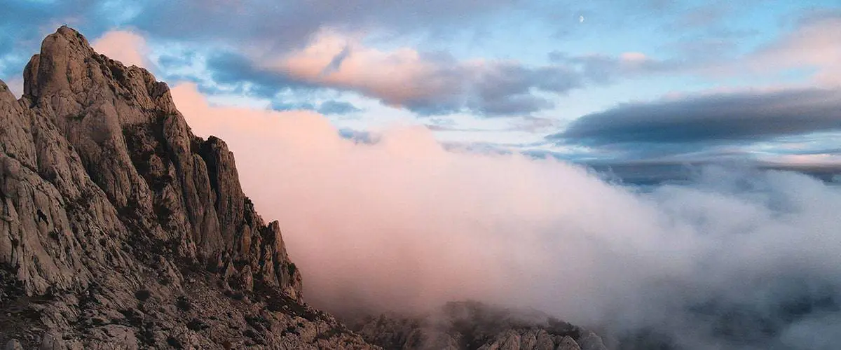 Coucher du soleil sur la montagne Velebit en Croatie