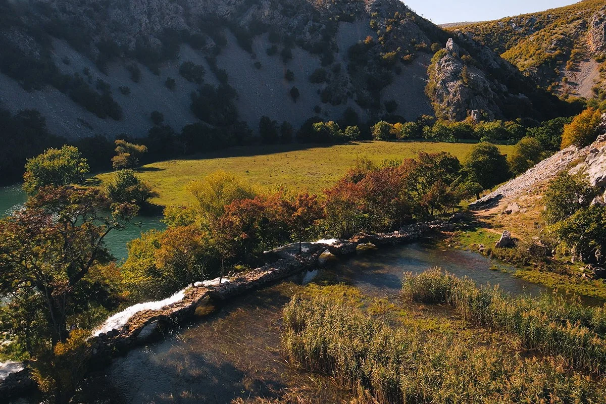 Flusskrupa und Kudas Brücke, Wiese in Kroatien