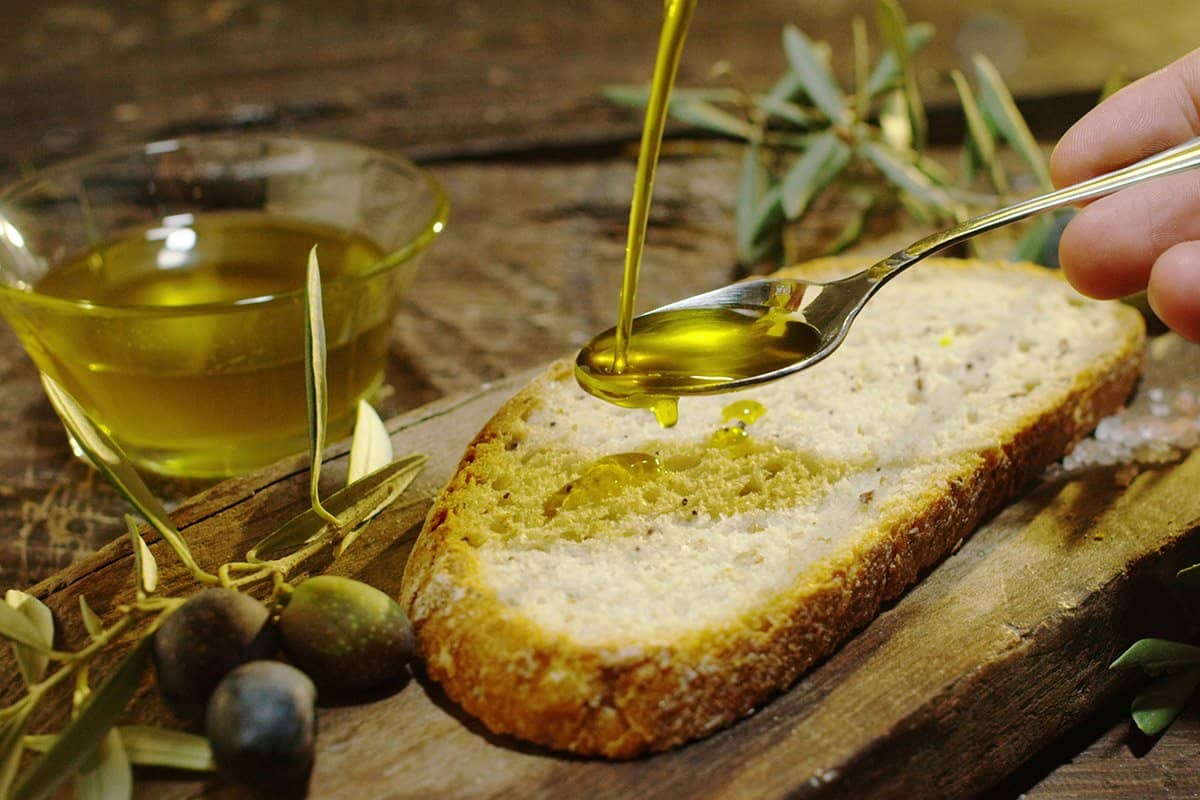 Olivový olej na chlebu. Chorvatsko.