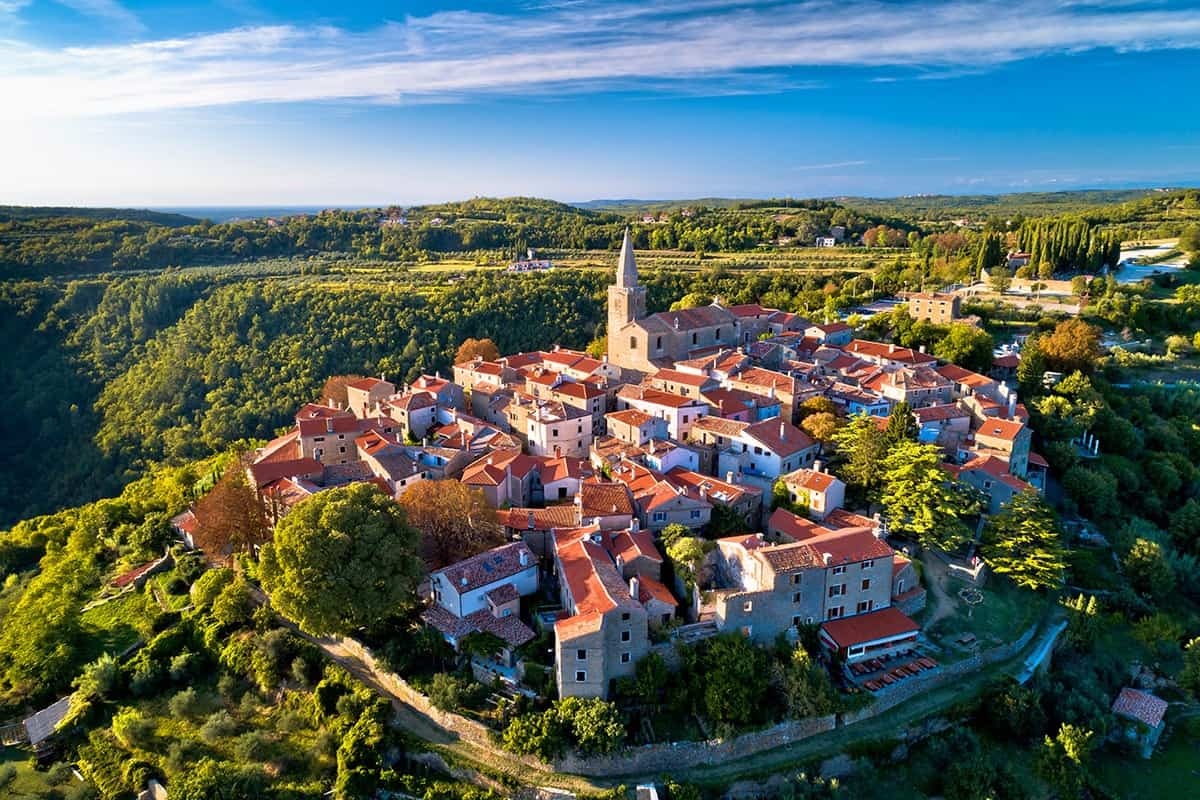Grisignana. Antico borgo collinare di Groznjan vista panoramica aerea, colonia di artisti nella regione istriana della Croazia