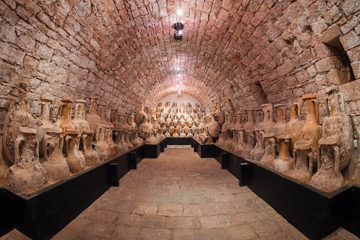 Museo arqueológico con ánforas en la ciudad de Vis en Croacia