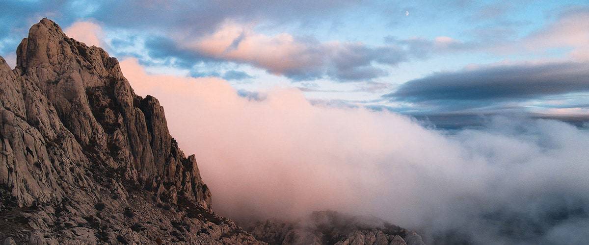 Západ slunce na hoře Velebit v Chorvatsku