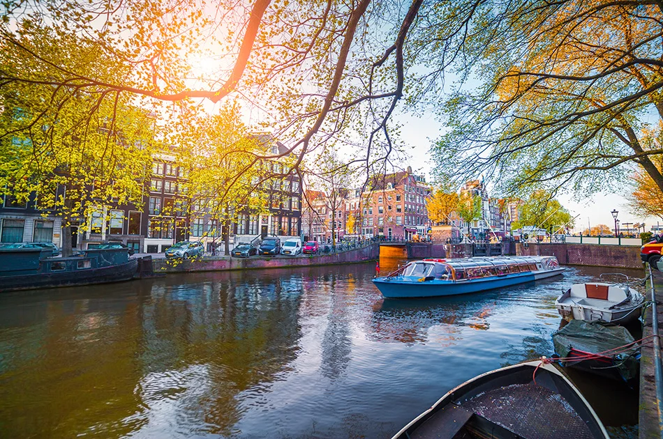 Amsterdam canal cruise in Netherlands. 7 top things to see in Amsterdam
