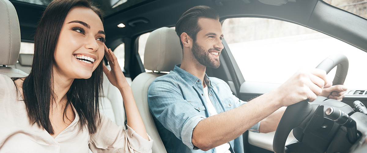 How to save on car rental, couple driving a car