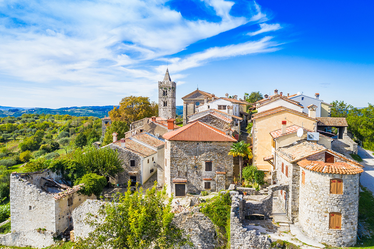 Altstadt von Hum auf dem Hügel, wunderschöne traditionelle Architektur in Istrien, Kroatien, Luftaufnahme von der Drohne