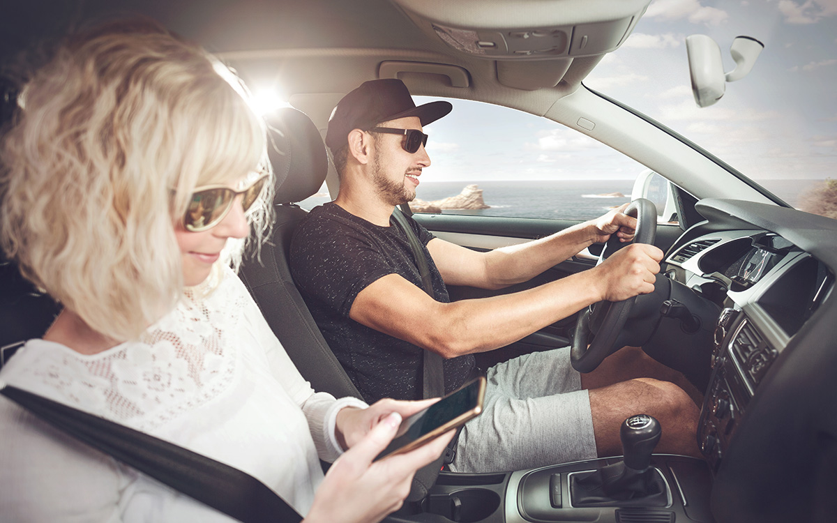 Coppia rilassata in viaggio con un’auto