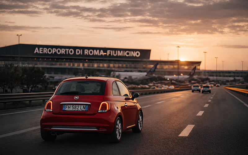 Unajmljeni automobil koji se u zalazak sunca udaljava od Zračne luke Rim Fiumicino, iznajmljivanje automobila aerodromu rim fiumicino