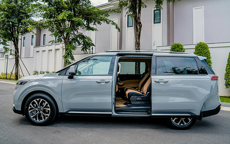 Wynajem samochodu 7-osobowego z elastycznym układem siedzeń i łatwym dostępem