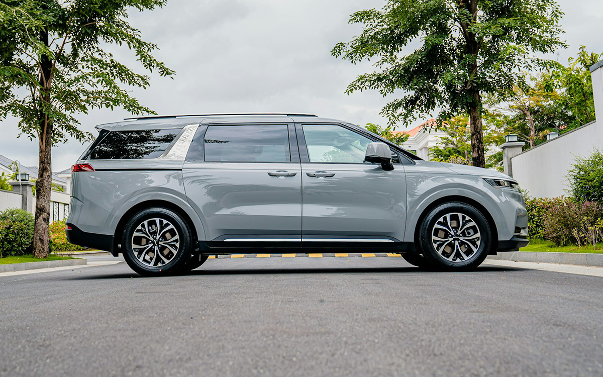 wynajem samochodu 7-osobowego widok z boku ukazujący pełne rozmiary pojazdu i charakter rodzinnego auta