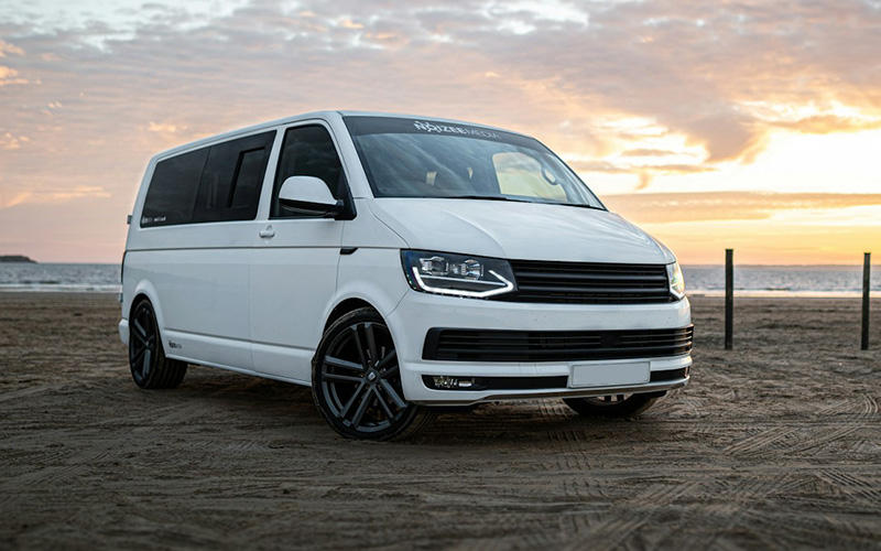 noleggio pulmino 9 posti parcheggiato sulla spiaggia al tramonto