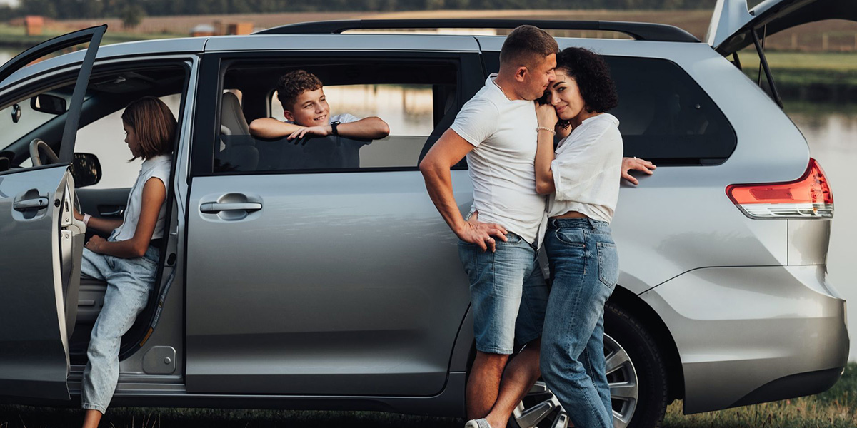 rodzina korzystająca z przestronnego samochodu 7-osobowego podczas komfortowej podróży