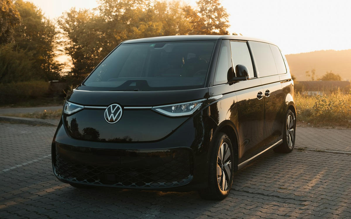 moderno van passeggeri parcheggiato al tramonto, ideale per viaggi in famiglia e trasporto di gruppo