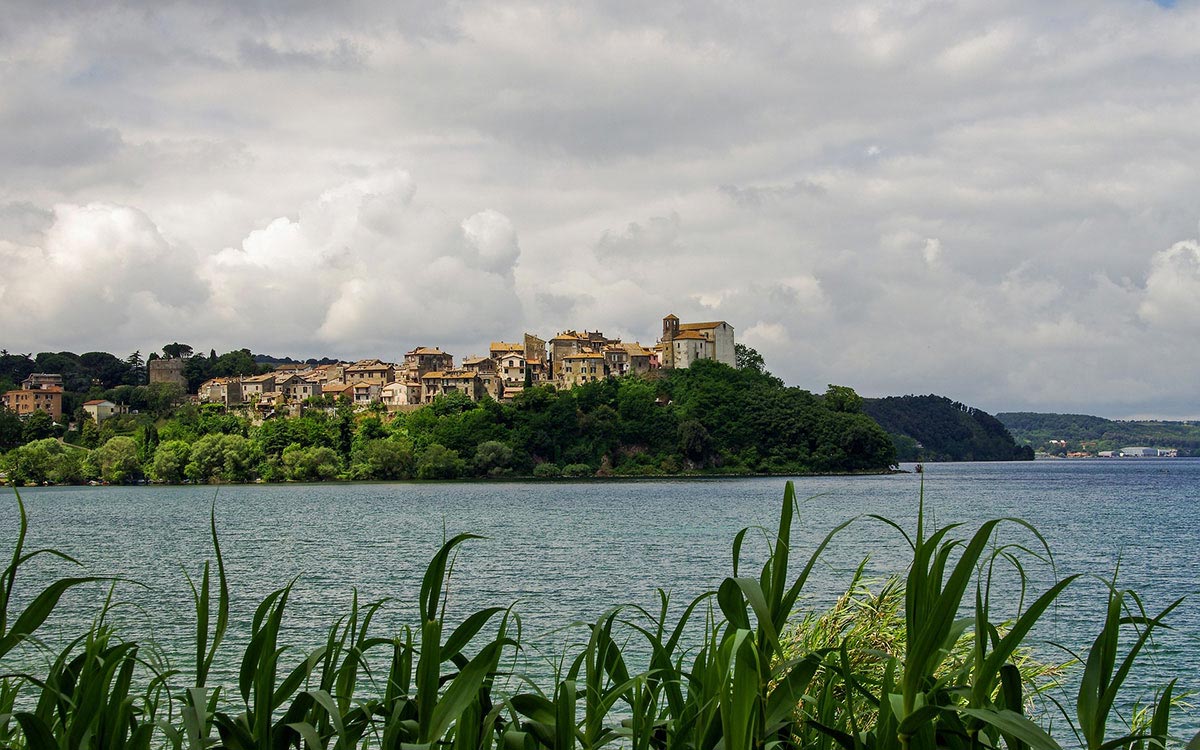 Anguillara Sabazia houses above the blue waters of Lake Bracciano